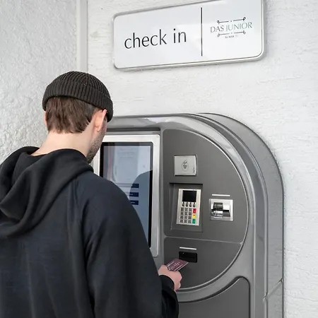 Junior By Max 70 ゲストハウス 3*